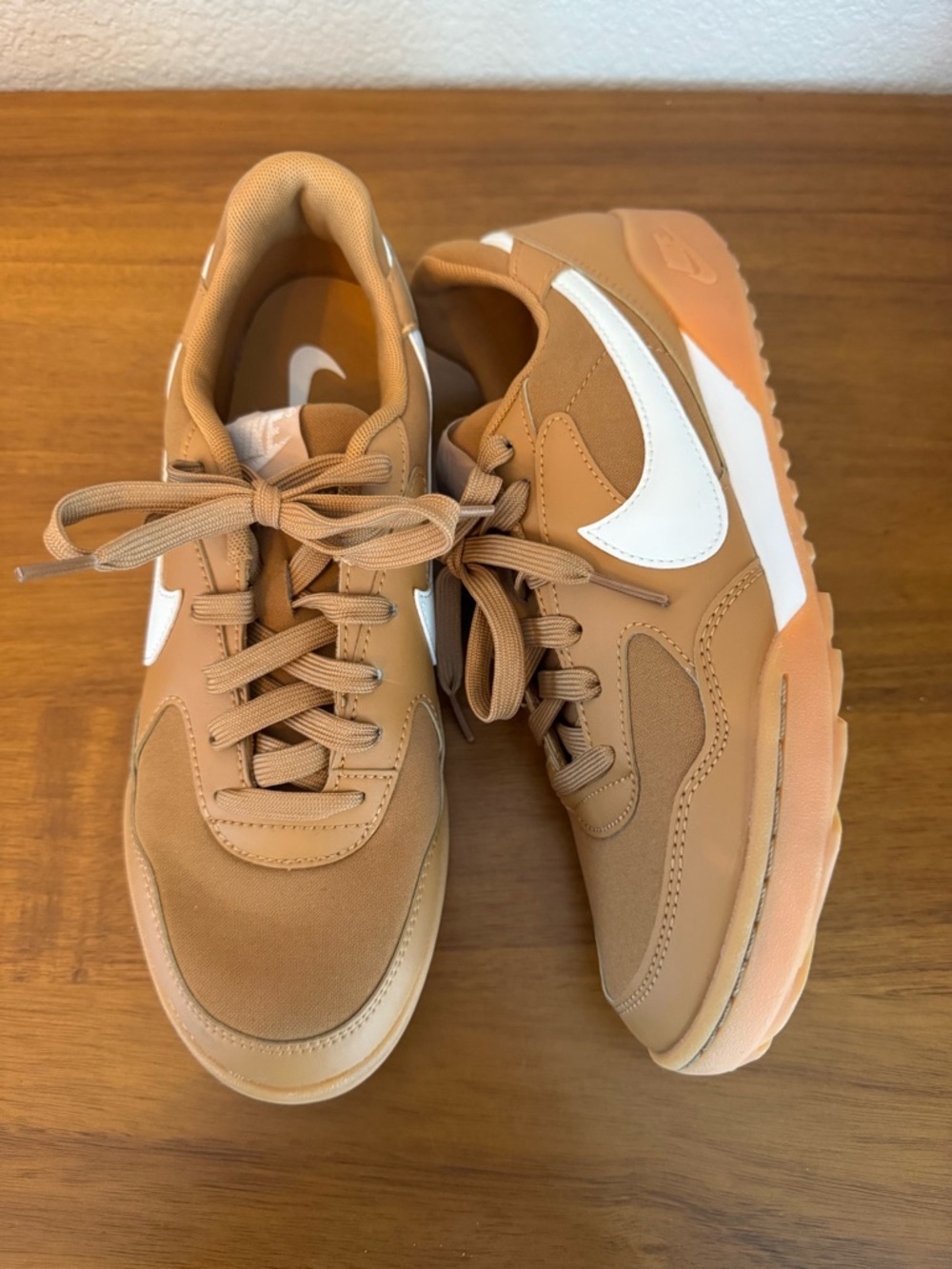 Nike Terra Manta Tan and White Retro Runner Sneakers Womens 9